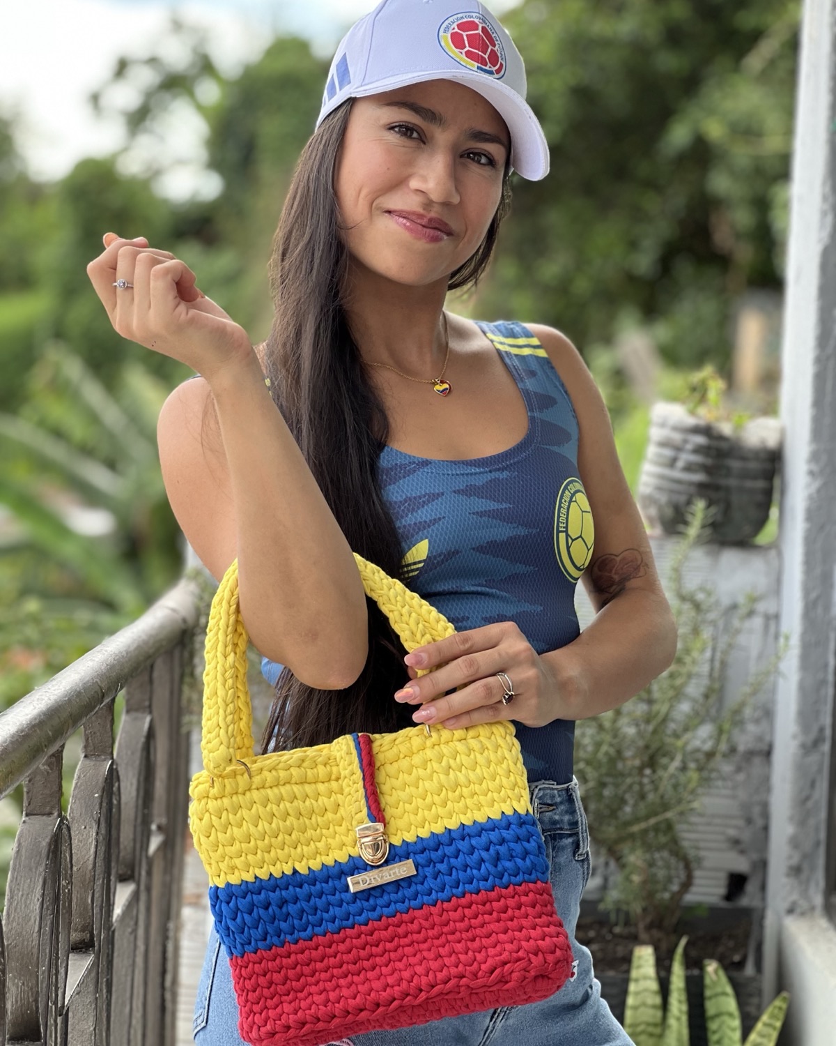 Bolso La Hincha — crochet tricolor hecho a mano, edición Mundial Divarte × LATRICOLOR